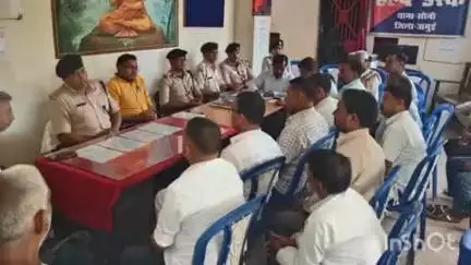 सोनो: बकरीद को लेकर सोनो थाना परिसर में शांति समिति की बैठक हुई, झाझा एसडीपीओ रहे मौजूद
