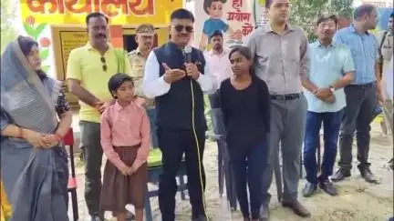 जौनपुर: नाथूपुर में जिलाधिकारी ने समर कैंप में बच्चों को प्रेरित किया