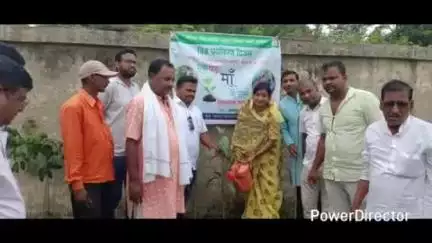 प्राणपुर: प्रखंड कार्यालय में मनरेगा के तहत वृक्षारोपण कार्यक्रम आयोजित, MLA समेत कई लोग उपस्थित