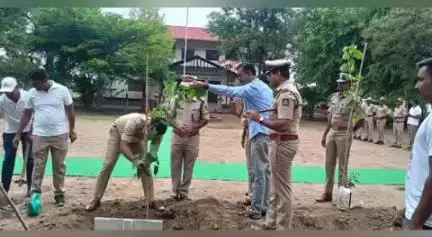 ಕಲಬುರಗಿ: ನಗರದಲ್ಲಿ ಸಸಿ ನೆಟ್ಟು ವಿಶ್ವ ಪರಿಸರ ದಿನ ಆಚರಣೆ ಮಾಡಿದ ಕಲಬುರಗಿ ಎಸ್ ಪಿ