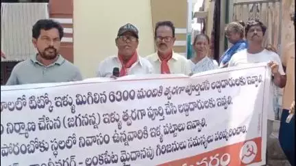 భీమవరం: పట్టణంలో ఇల్లు, ఇళ్ల పట్టాలు ఇవ్వడానికి కోరుతూ మోటార్ సైకిల్ ర్యాలీ నిర్వహించిన సిపిఎం నేతలు
