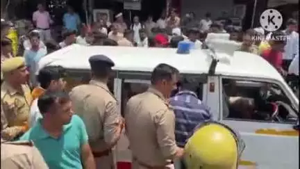 फिरोज़ाबाद: नयावास के पास यमुना में डूबने से किशोर की हुई मौत, परिजनों ने ट्रामा सेंटर के सर्विस रोड पर लाश रखकर किया हंगामा