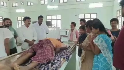 కడప: మనస్థాపంతో ఆత్మహత్య చేసుకున్న నారాయణరెడ్డి మృతదేహాన్ని రిమ్స్ మార్చురీలో  పరిశీలించిన మాజీ డిప్యూటీ సీఎం అంజాద్ భాష