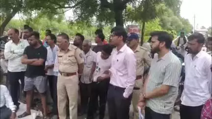 वणी: नांदेपेरा रस्त्याच्या दुरुस्तीसाठी वऱ्हाडी ढाब्याजवळ परिसरातील नागरिकांचे रोको आंदोलन