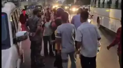 बेगूसराय: बेगूसराय के ट्रैफिक चौक पर मोटरसाइकिल चेकिंग के दौरान पुलिस और जनता में हुई झड़प