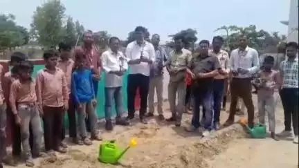 बिसवां: पिसावा के कंपोजिट विद्यालय खोजेपुर में विश्व पर्यावरण दिवस पर खंड शिक्षा अधिकारी की अगुवाई में वृक्षारोपण किया गया
