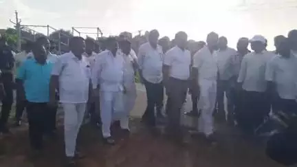 రాయదుర్గం: పర్యావరణ పరిరక్షణ అందరి బాధ్యత: కనేకల్లు రోడ్డులో మొక్కలు నాటే కార్యక్రమంలో ప్రభుత్వ విప్ కాలవ శ్రీనివాసులు