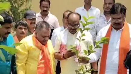 हरदा: विश्व पर्यावरण दिवस पर केंद्रीय मंत्री ने शहर के मां रेवा गार्डन में किया पौधरोपण