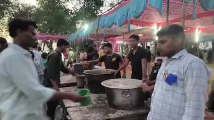 भरथना: सावत खां ककरैया बेलुआ बाले बाबा बाग में कबीर बीजक संत सत्संग सम्मेलन समापन पर हुआ विशाल भंडारे का आयोजन