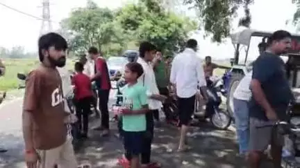 चांदपुर: चांदपुर के फिना मार्ग पर छबील शरबत का स्टाल लगाकर समाजसेवी युवाओं ने राहगीरों को चिलचिलाती धूप में पिलाया ठंडा