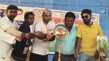हाजीपुर: हाजीपुर के बसावन सिंह इंडोर स्टेडियम में एक दिवसीय आत्मरक्षा प्रशिक्षण शिविर का किया गया आयोजन