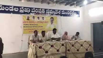 నందికొట్కూరు ఎంపీడీవో కార్యాలయంలో ప్రజల నుండి దరఖాస్తుల స్వీకరించిన: ఎమ్మెల్యే గిత్త జయసూర్య