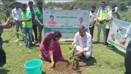 डोईवाला: विश्व पर्यावरण दिवस के अवसर पर मेयर सौरभ थपलियाल ने दूधली में वृक्षारोपण किया