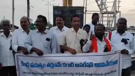 నిర్మల్: ఆపరేషన్‌ కగార్‌ను నిలిపివేయాలని కోరుతూ అంబేడ్కర్‌ చౌక్ వద్ద నల్ల బ్యాడ్జీలతో అఖిలపక్ష నాయకులు నిరసన