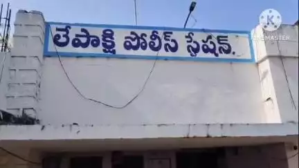 లేపాక్షి మండలం నాగానపల్లి గ్రామంలో సవిత అనే 35 సంవత్సరాల వివాహిత ఉరివేసుకొని ఆత్మహత్య