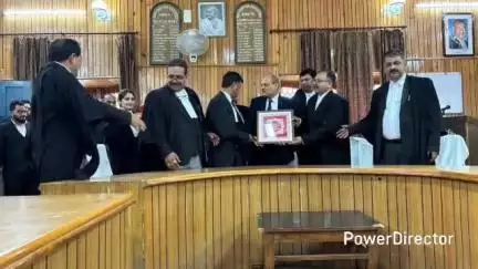 नैनीताल: न्यायमूर्ति सुभाष उपाध्याय का हाईकोर्ट बार एसोसिएशन सभागार पहुंचने पर अधिवक्ताओं ने किया जोरदार स्वागत