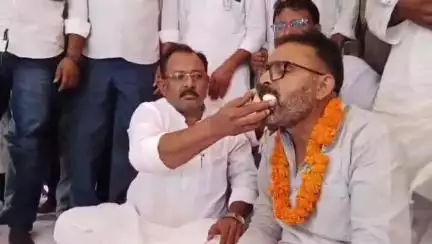 सिवान: सिवान में प्राथमिक शिक्षक संघ की चार दिवसीय भूख हड़ताल, डीपीओ और विधायक ने कराया समापन