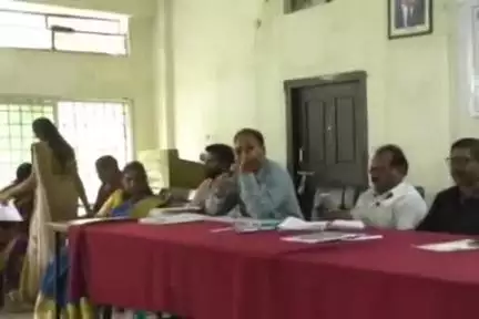 ఆర్మూర్: ఆర్మూర్ లోని మండల పరిషత్ కార్యాలయంలో ఐకెపి డివిజన్ స్థాయి సమావేశాన్ని నిర్వహించి ఐకెపి మహిళలకు అవగాహన సదస్సు
