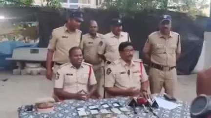 కోడుమూరు: కోడుమూరులో క్రికెట్ బెట్టింగ్ నిర్వహిస్తున్న నలుగురుని అరెస్టు చేసిన పోలీసులు వారి వద్ద నుంచి 3లక్షల 40 వేలు స్వాధీనం