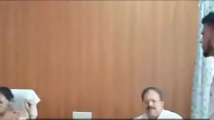 नारनौल: गंदे पानी में चलने वाले युवक ने पार्षद से चेयरपर्सन की मौजूदगी में मांगी माफी