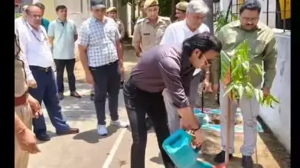 शामली: शामली में वन प्रभाग द्वारा 'एक पेड़ मां के नाम' थीम पर पौधरोपण व रक्तदान शिविर आयोजित, विधायक व डीएम रहे शामिल