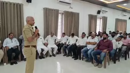 ವಿಜಯಪುರ: ನಗರದ ಪೊಲೀಸ್ ಭವನದಲ್ಲಿ ಬಕ್ರಿದ್ ಹಬ್ಬದ ನಿಮಿತ್ಯ ಹೆಚ್ಚುವರಿ ಪೊಲೀಸ್ ವರಿಷ್ಠಾಧಿಕಾರಿ ನೇತೃತ್ವದಲ್ಲಿ ಶಾಂತಿ ಸಭೆ