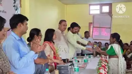 মৰঙী: সংহত শিশু উন্নয়ন প্ৰকল্পৰ অধীনত কাকডোঙাত অংগনৱাড়ী কৰ্মীক মোবাইল ফোন প্ৰদান সাংসদ কামাখ্যা প্ৰসাদ তাছাৰ