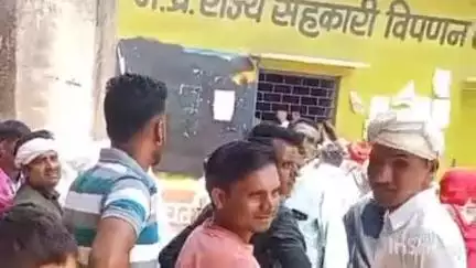 करेरा: मप्र राज्य सहकारी विपणन संघ करैरा में खाद के लिए भीषण गर्मी में लाइन में लगे किसान, परेशान