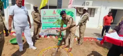 कर्वी: विश्व पर्यावरण दिवस के अवसर पर पुलिस अधीक्षक चित्रकूट ने रिजर्व पुलिस लाइन चित्रकूट में किया वृक्षारोपण