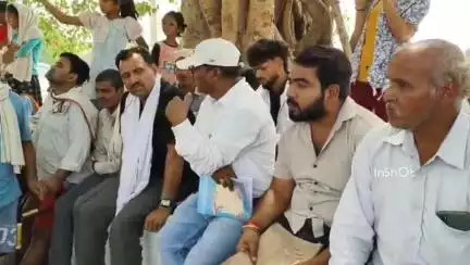 सफीपुर: सफीपुर के जगदीशपुर गांव में चकबंदी में गड़बड़ी का आरोप, ग्रामीणों ने किया विरोध प्रदर्शन