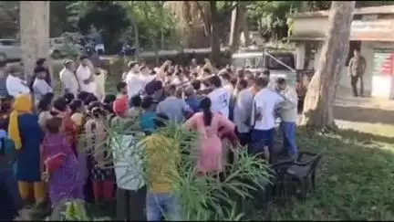 ऋषिकेश: बाघ के आतंक से दहशत में ग्रामीणों ने जंगलात चौकी गोला का किया घेराव, बाघ को कहीं और शिफ्ट करने की मांग
