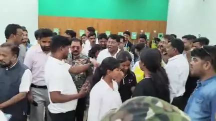 लोहरदगा: बीएस कॉलेज स्थित शूटिंग रेंज में जिला राइफल एसोसिएशन द्वारा आयोजित शूटिंग कैम्प-सह-टैलेंट हंट का समापन