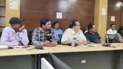 राजिम: गरियाबंद कलेक्टर ने कलेक्ट्रेट सभा कक्ष में शाला एवं शिक्षकों के युक्तिकरण को लेकर की प्रेसवार्ता