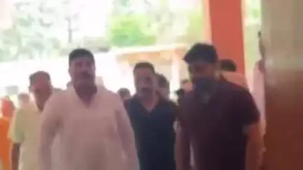 करनैलगंज: भाजपा विधायक ने परसपुर सीएससी पहुंचकर भर्ती मरीजों को फल वितरित किए, बेहतर इलाज मुहैया कराने के दिए निर्देश