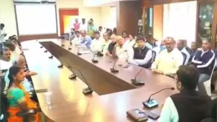 குன்னூர்: வெலிங்டன் கண்டோன்மென்டில்  உலக சுற்றுச்சூழல் தினத்தை ஒட்டி  நடைபெற்ற பல்வேறு போட்டிகளில் வெற்றி பெற்றவர்களுக்கும் சேவை செய்தவர்களுக்கும் பரிசு