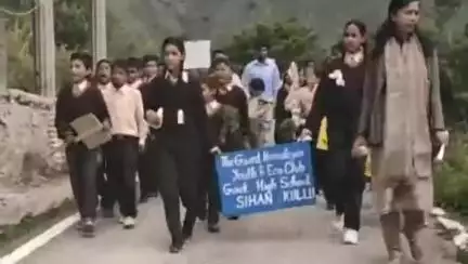 कुल्लू: राजकीय उच्च विद्यालय सिंहण ने मनु मंदिर तक रैली निकालकर मनाया विश्व पर्यावरण दिवस