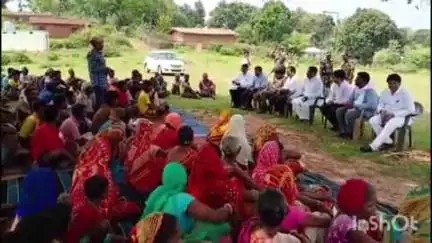 कुचाई: सुदूरवर्ती पहाड़ी क्षेत्र रायसिंदरी पहुंचे विधायक और ज़िला उपायुक्त, लोगों की समस्याओं से हुए अवगत