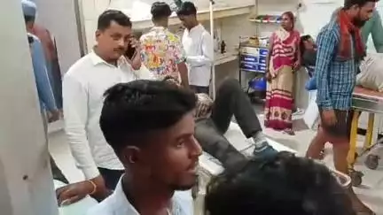 सीतापुर: बिजवार इलाके में सड़क पर तेज रफ्तार ट्रक ने ऑटो को मारी जोरदार टक्कर, एक व्यक्ति गंभीर रूप से घायल