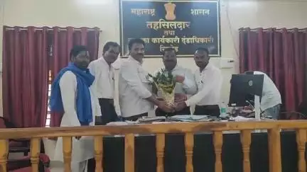 सिल्लोड: भाजपा अल्पसंख्यिक प्रदेश अध्यक्ष इद्रिस मुलतानी यांच्या हस्ते सिल्लोड तहसीलदार यांचा सत्कार