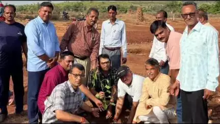 माण्डलगढ़: सत्या खेड़ा गांव में पर्यावरण दिवस के उपलक्ष्य पर मांडलगढ़ के उपखंड अधिकारी शर्मा ने किया वृक्षारोपण