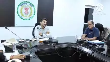 रायगढ़: बेहतर पर्यावरण के लिए उद्योग को रोडमैप तैयार करने के लिए कलेक्टर मयंक चतुर्वेदी ने बैठक में दिए निर्देश