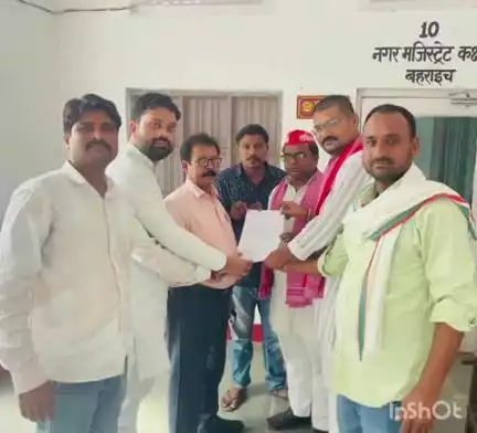 बहराइच: कलेक्ट्रेट कार्यालय में सपा पार्टी के पदाधिकारियों ने वन्यजीवों के हमले को लेकर नगर मजिस्ट्रेट कार्यालय में सौंपा ज्ञापन
