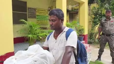 कटिहार: भगवान चौक से पुलिस ने कोरियर बॉय को देसी शराब के साथ किया गिरफ्तार, थाना अध्यक्ष ने दी जानकारी