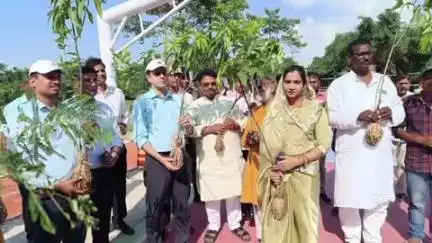 रीगा: रीगा में जिलाधिकारी ने लगाया पौधा, मौके पर कई लोग मौजूद रहे
