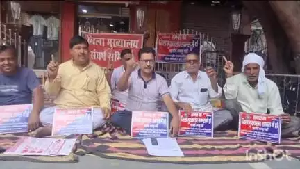 संभल: सदर कोतवाली इलाके के पार्क में जिला संघर्ष समिति और संगठन के लोगों ने जिला मुख्यालय की मांग को लेकर किया धरना प्रदर्शन