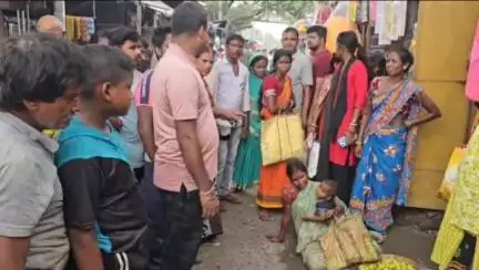 निरसा/चिरकुंडा: कुमारधुबी हाट बाजार में ग्रामीणों ने चोरी करते हुए एक महिला को रंगे हाथ पकड़ा, पुलिस के हवाले
