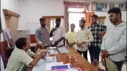देवास नगर: अखिल भारतीय विद्यार्थी परिषद ने देवास के केपी कॉलेज में गंदगी और पौधारोपण को लेकर प्राचार्य से चर्चा की