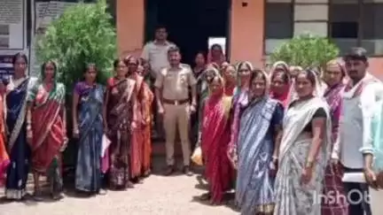 पुसद: आडद येथील संतप्त महिलांची दारू व  जुगारबंदीसाठी पोफाळी पोलीस स्टेशनला धडक