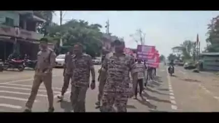 राजिम: दुर्घटना में कमी लाने के लिए यातायात जागरूकता के तहत देवभोग पुलिस ने निकाली पैदल रैली