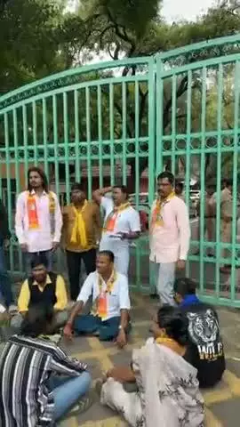 हवेली: भवानी पेठ येथे धोकादायक इमारतीमधील शाळा बंद करण्यासाठी वंचित बहुजन आघाडीचे शिवाजीनगर येथे पालिकेसमोर आंदोलन